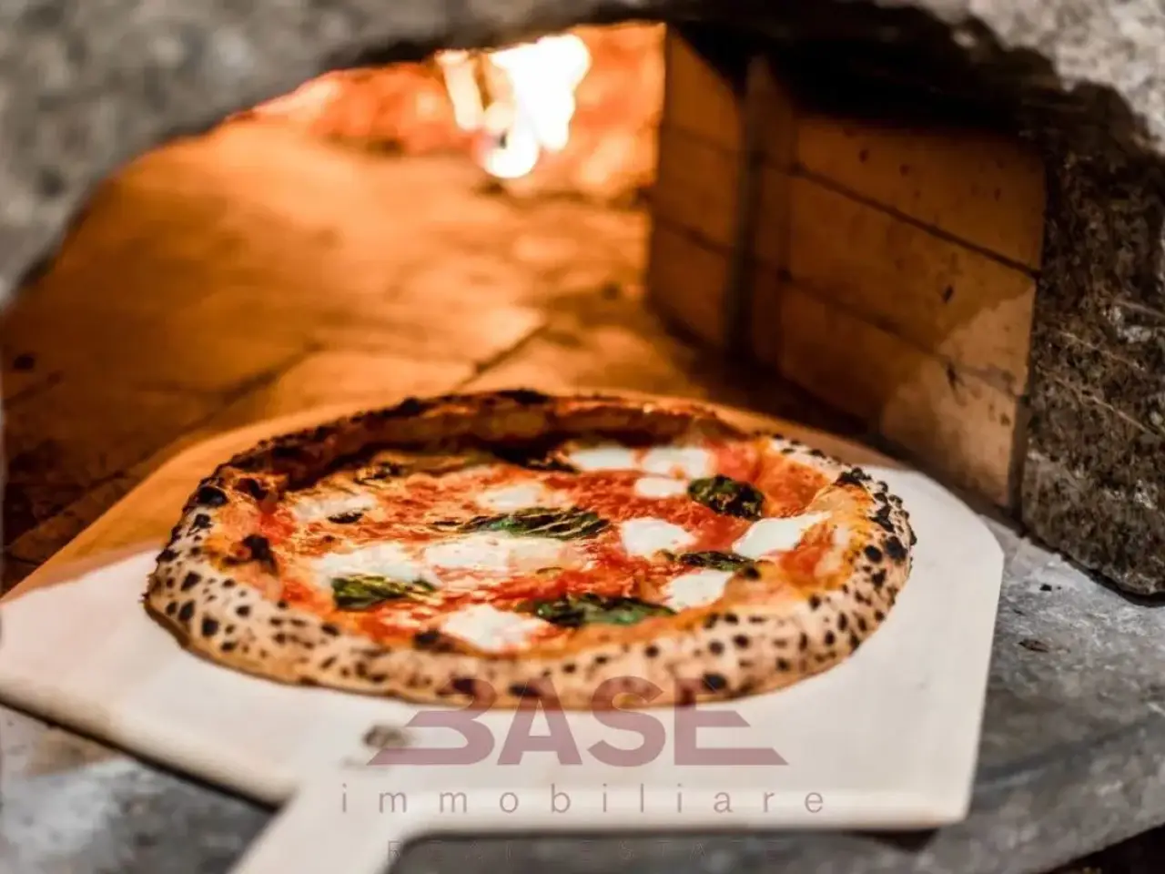 Pizzeria in Piazza della Chiesa, Cecina, {3} - Foto 1