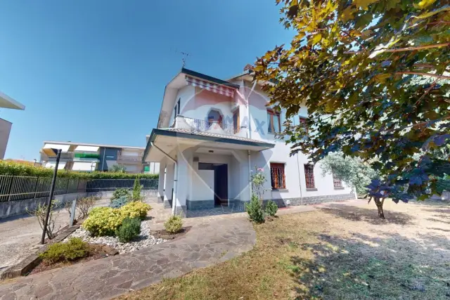 Villa in Via Francesco Petrarca 61, Cernusco sul Naviglio - Foto 1