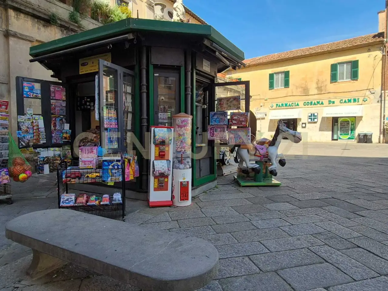 Edicola in Piazza Eroe dei Due Mondi, Orbetello, {3} - Foto 2