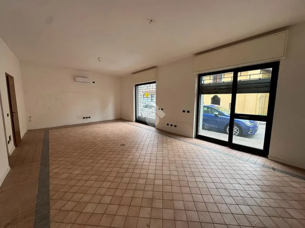 Negozio in Via della Riotta 14, Novara, {3} - Foto 2