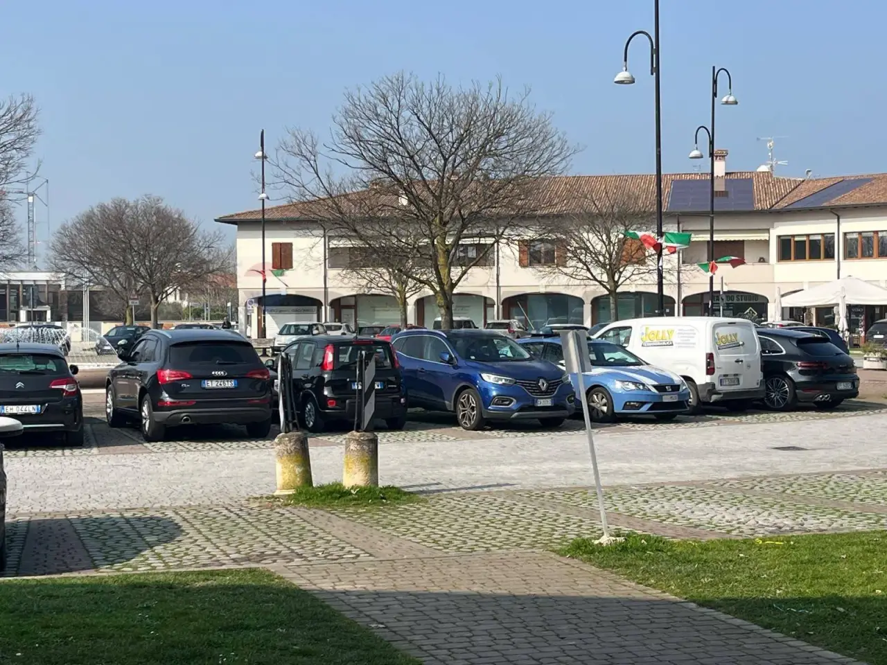 Esercizio commerciale in Piazza per La Concordia 6, Desenzano Del Garda, {3} - Foto 2