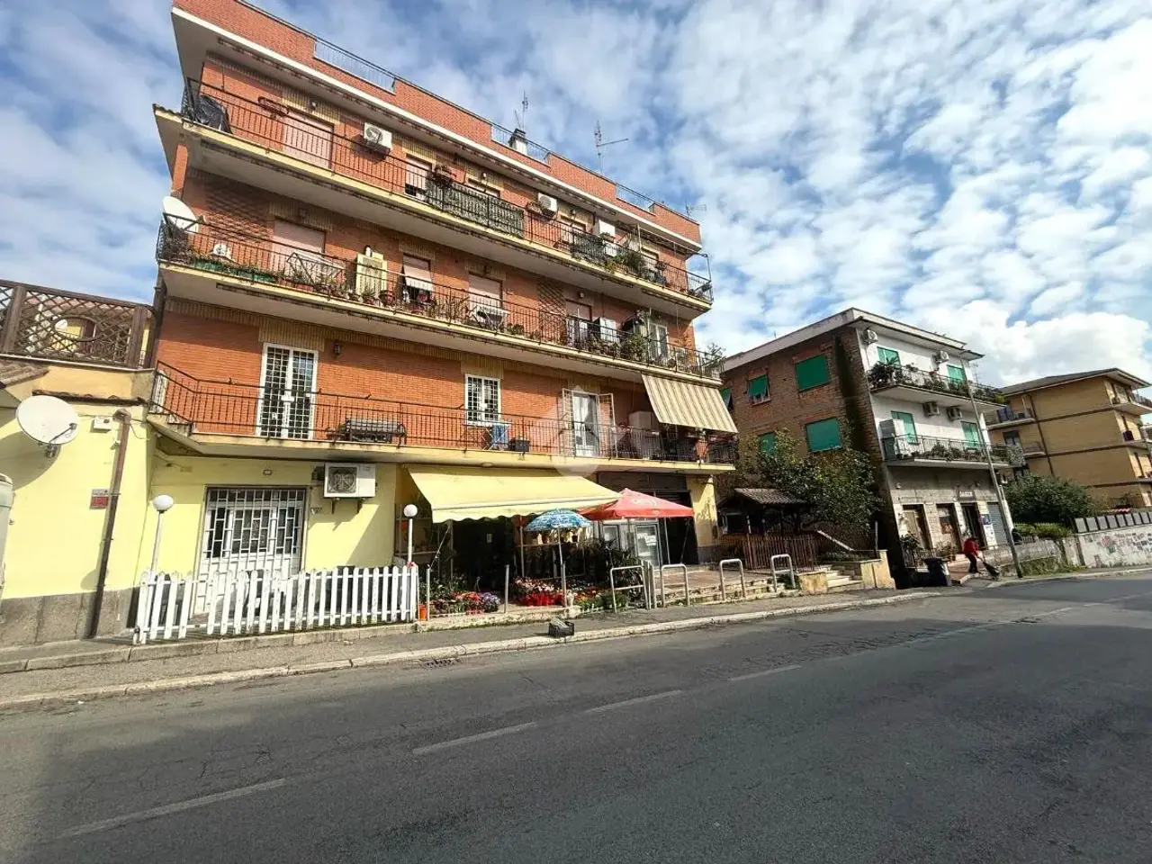 Negozio in Via Radicofani 179, Roma, {3} - Foto 1