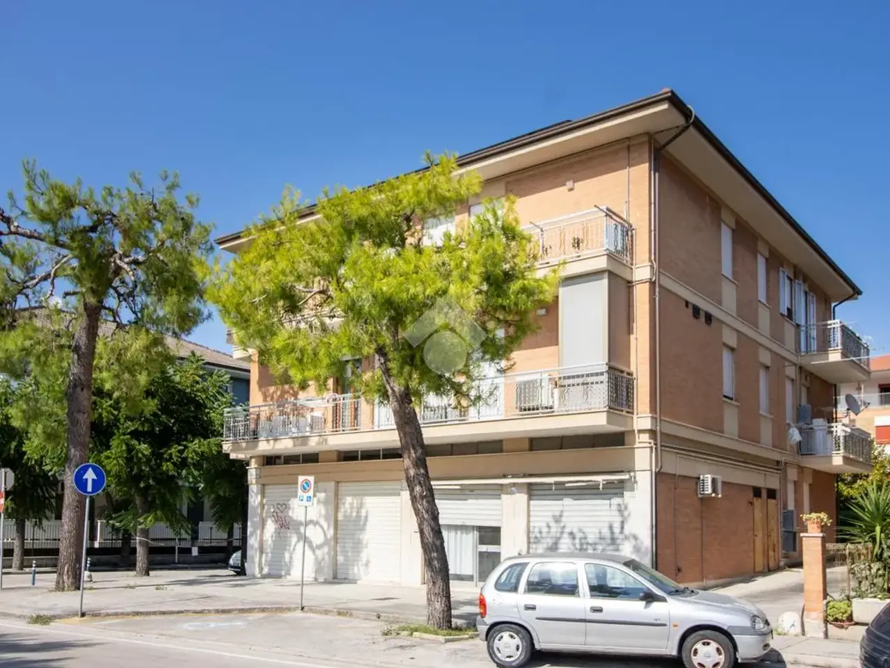 Negozio in Via XX Settembre 190, Porto San Giorgio, {3} - Foto 2