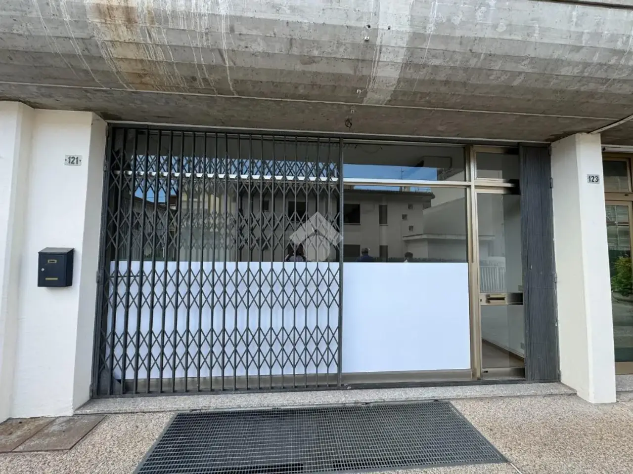 Negozio in Via Feltrina Centro 121, Montebelluna, {3} - Foto 2