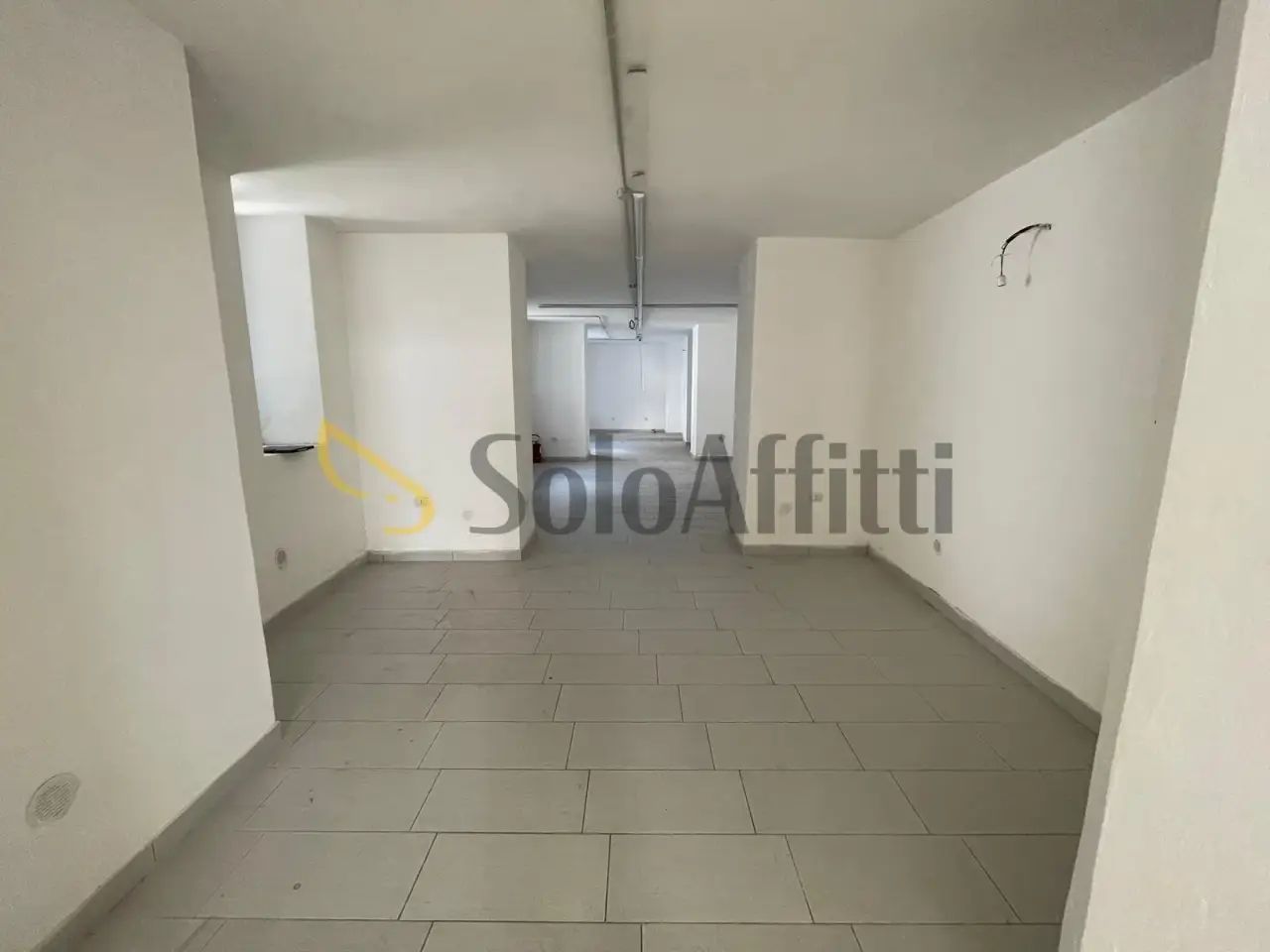 Negozio in Via Generale Alberto Pollio 10, Caserta, {3} - Foto 1