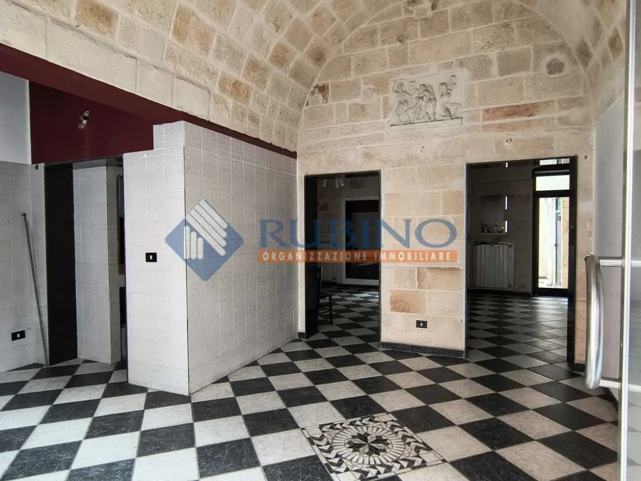 Palazzina commerciale in Via U. Rattazzi 65, Monopoli, {3} - Foto 1
