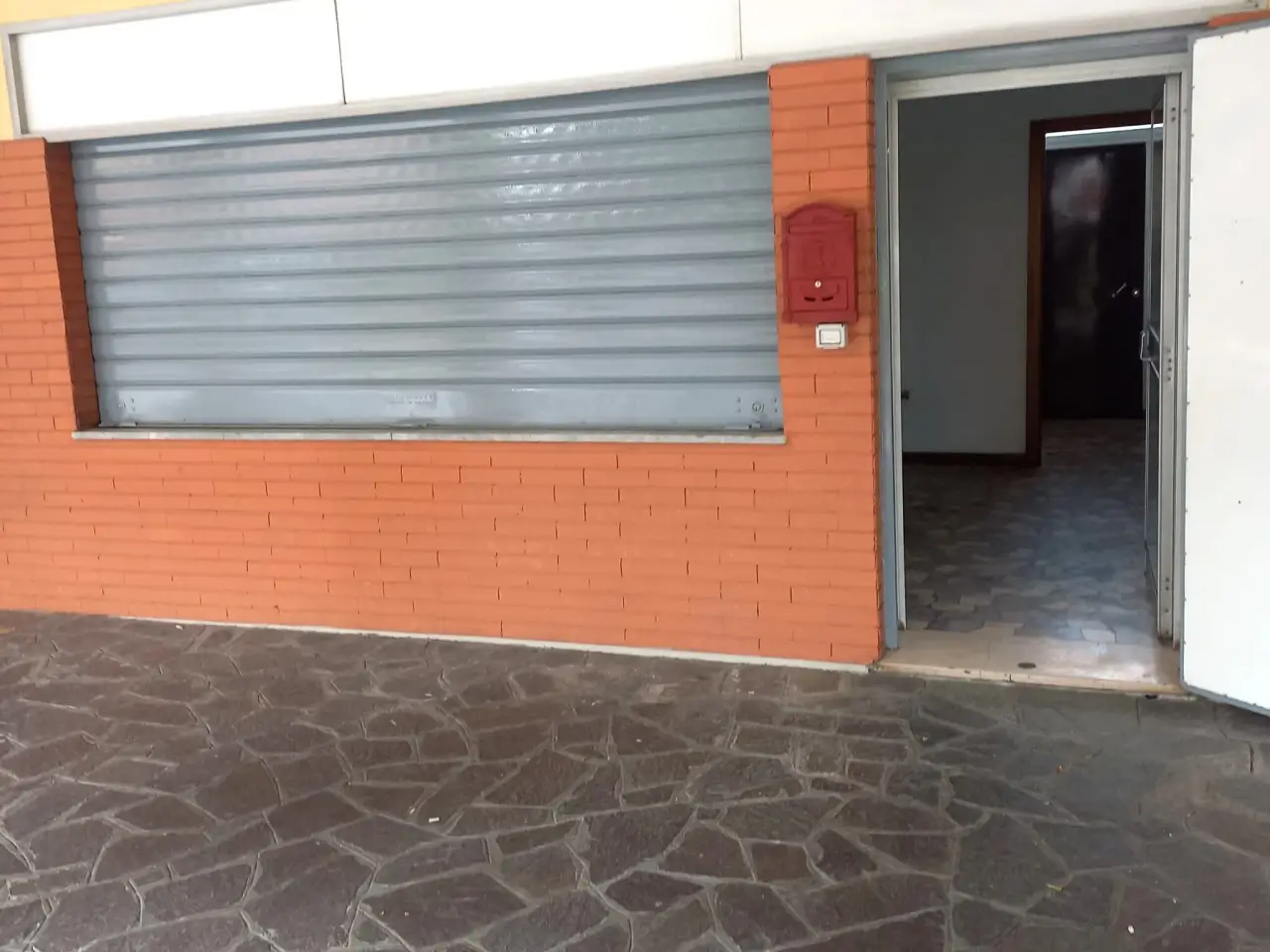Palazzina commerciale in Piazza Grigoris Lambrakis, Bologna, {3} - Foto 1
