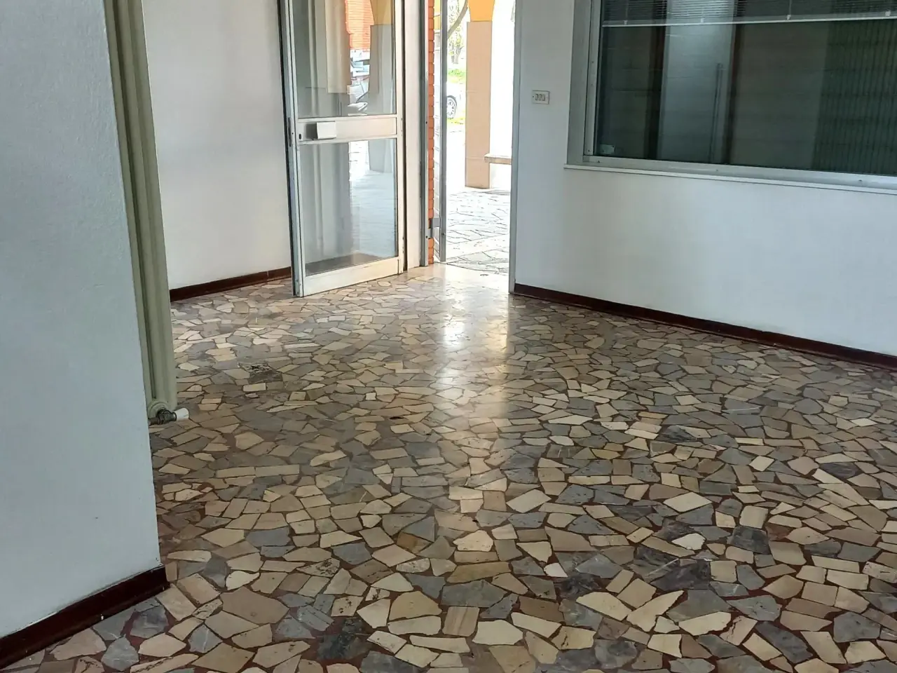 Palazzina commerciale in Piazza Grigoris Lambrakis, Bologna, {3} - Foto 2