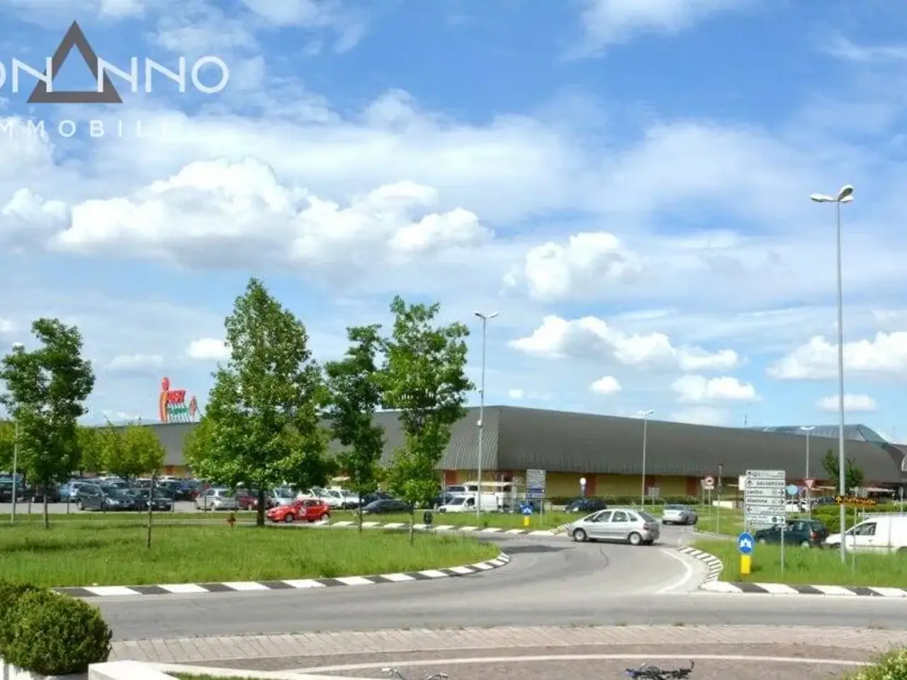 Esercizio commerciale in Piazza Giorgione, Castelfranco Veneto, {3} - Foto 2