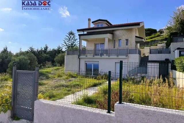 Mansion in Viale Crotone, Catanzaro - Photo 1