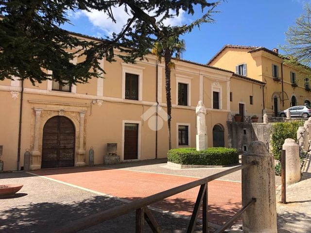 Shop in Piazza del Vescovado 2, Veroli - Photo 1