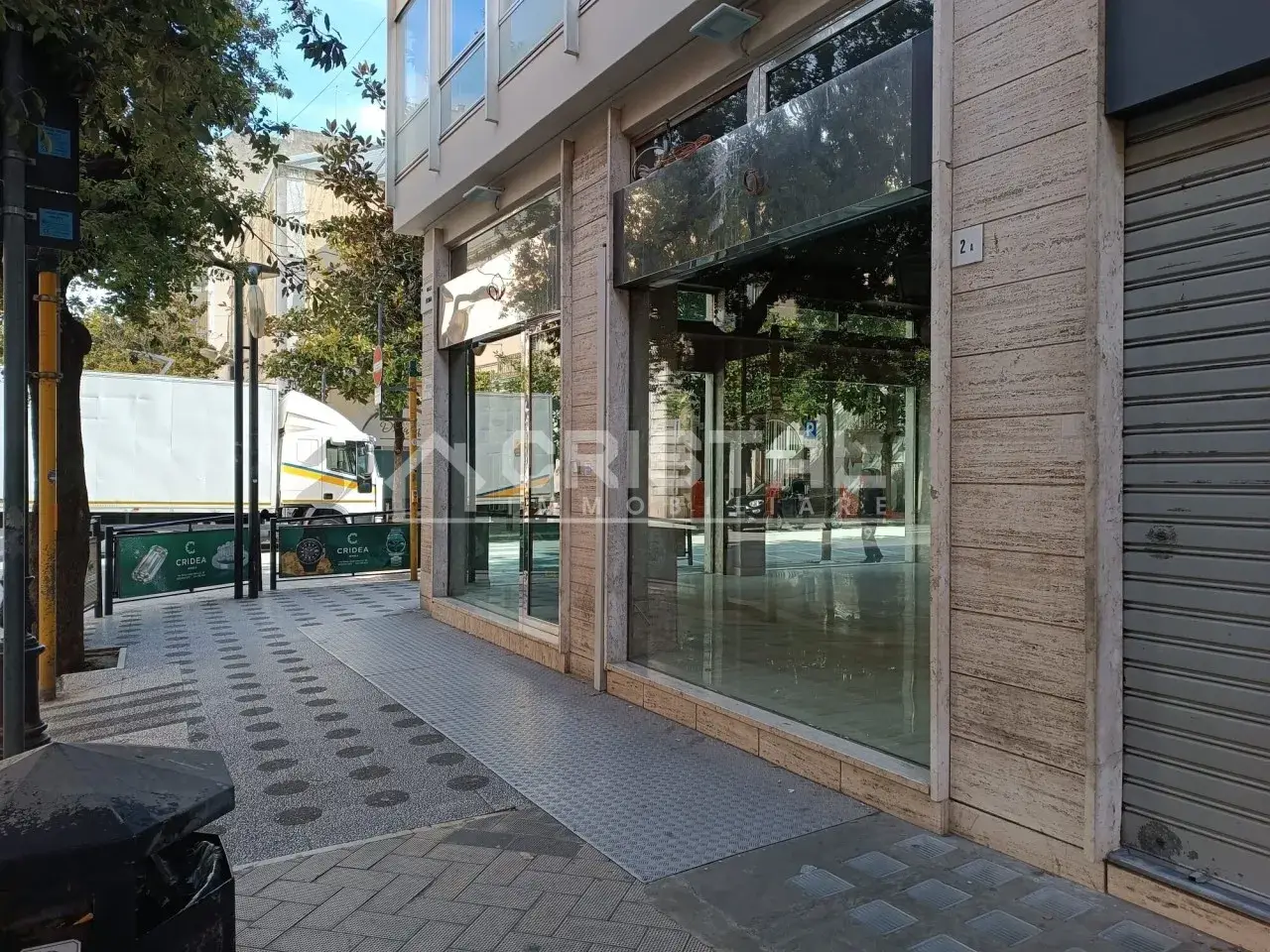 Palazzina commerciale in Viale Roma 2, Andria, {3} - Foto 2