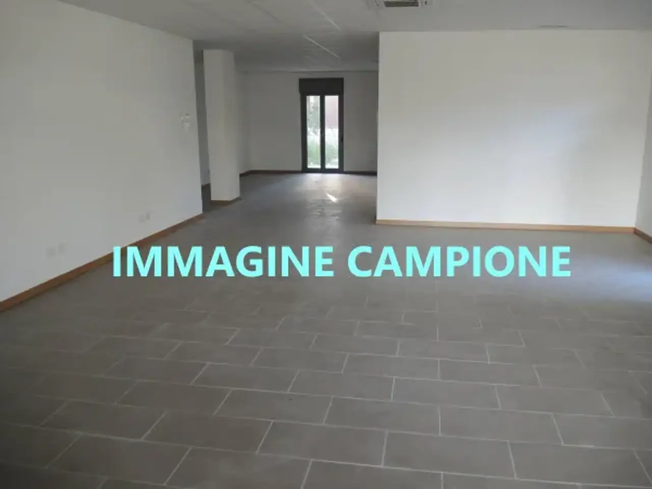 Negozio in Viale Stazione 36, Montegrotto Terme, {3} - Foto 1