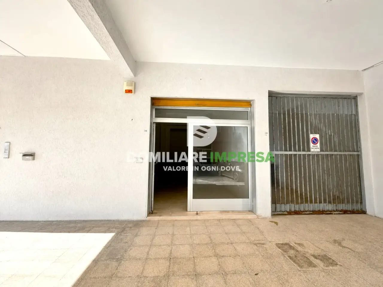 Locale commerciale in Via Armando Perotti 30, Lecce, {3} - Foto 2