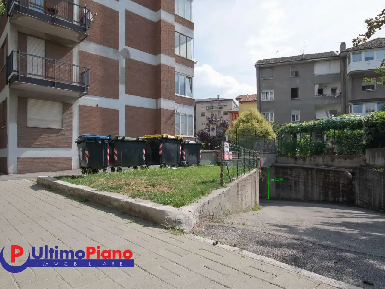 Locale commerciale in Via Monte Grivola 18, Aosta, {3} - Foto 1