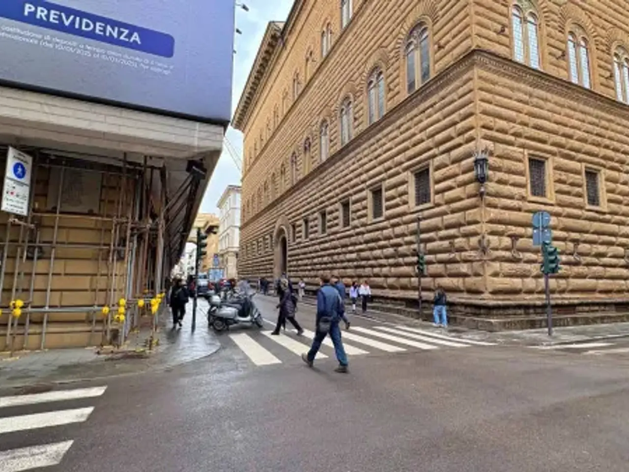 Abbigliamento in Via dei Tornabuoni 14, Firenze, {3} - Foto 1