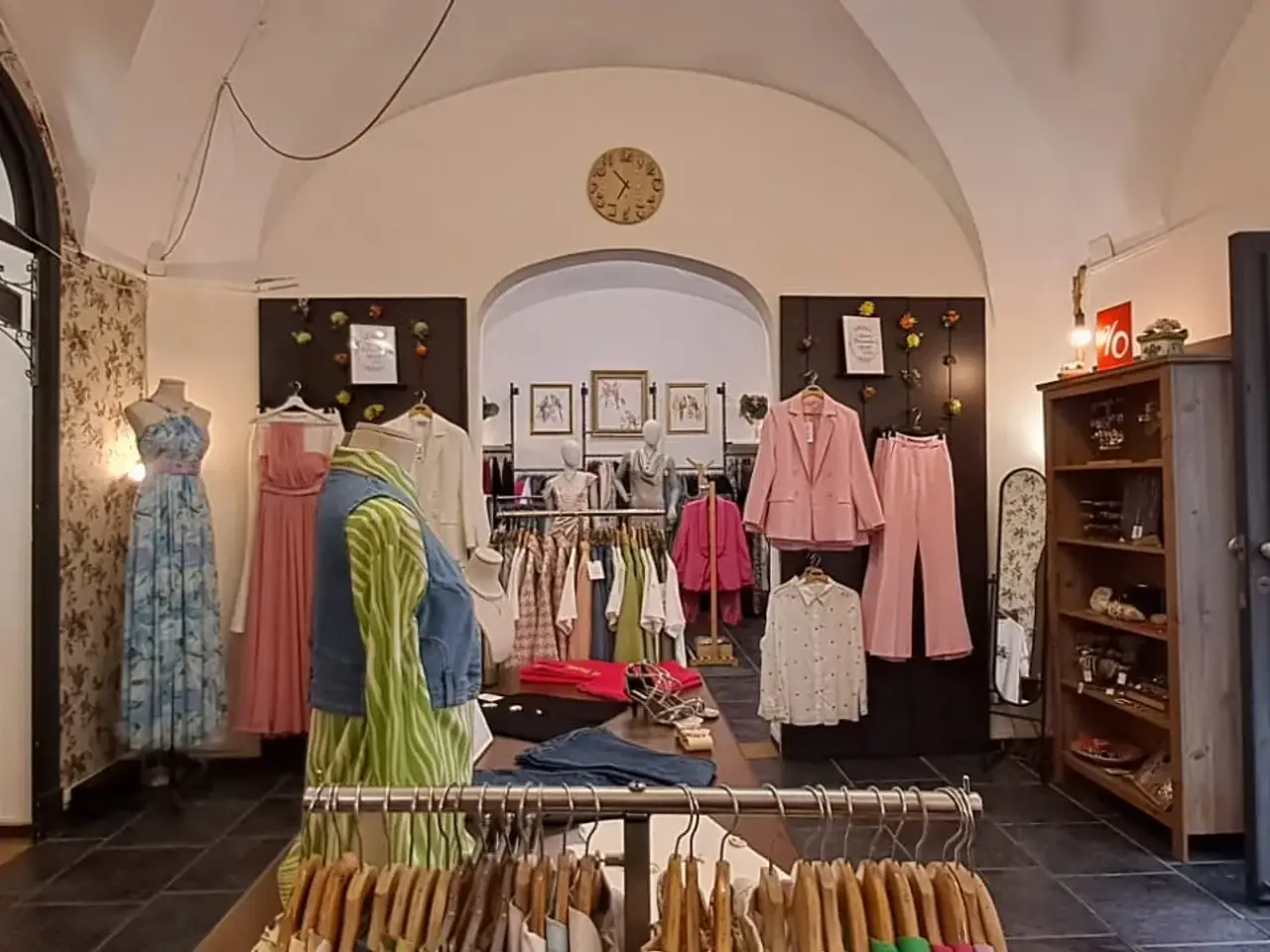 Abbigliamento in Via Caronda, Catania, {3} - Foto 1