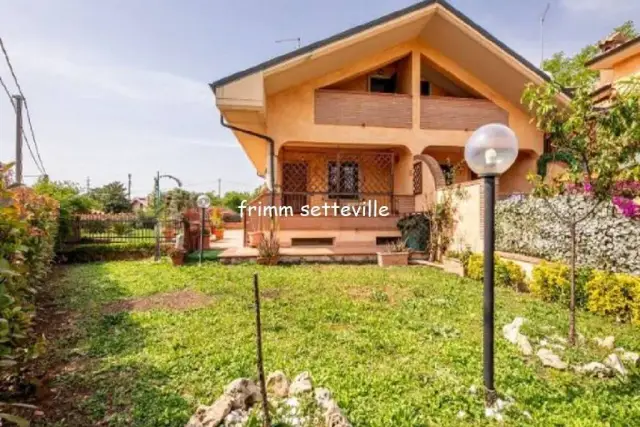 Mansion in Viale Valle dell'Aniene, Guidonia Montecelio - Photo 1