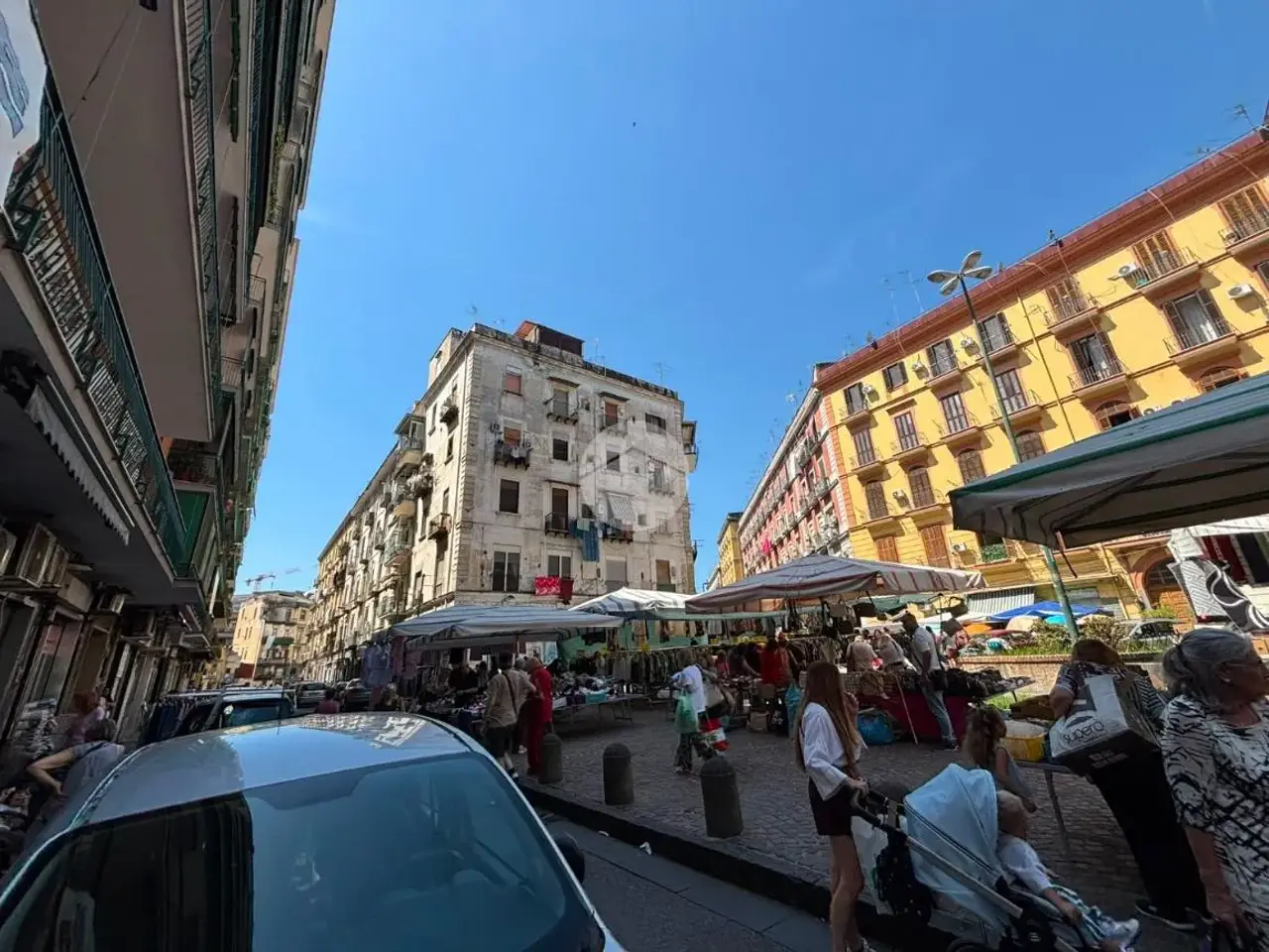 Negozio in Via Marco Aurelio Severino 60, Napoli, {3} - Foto 1