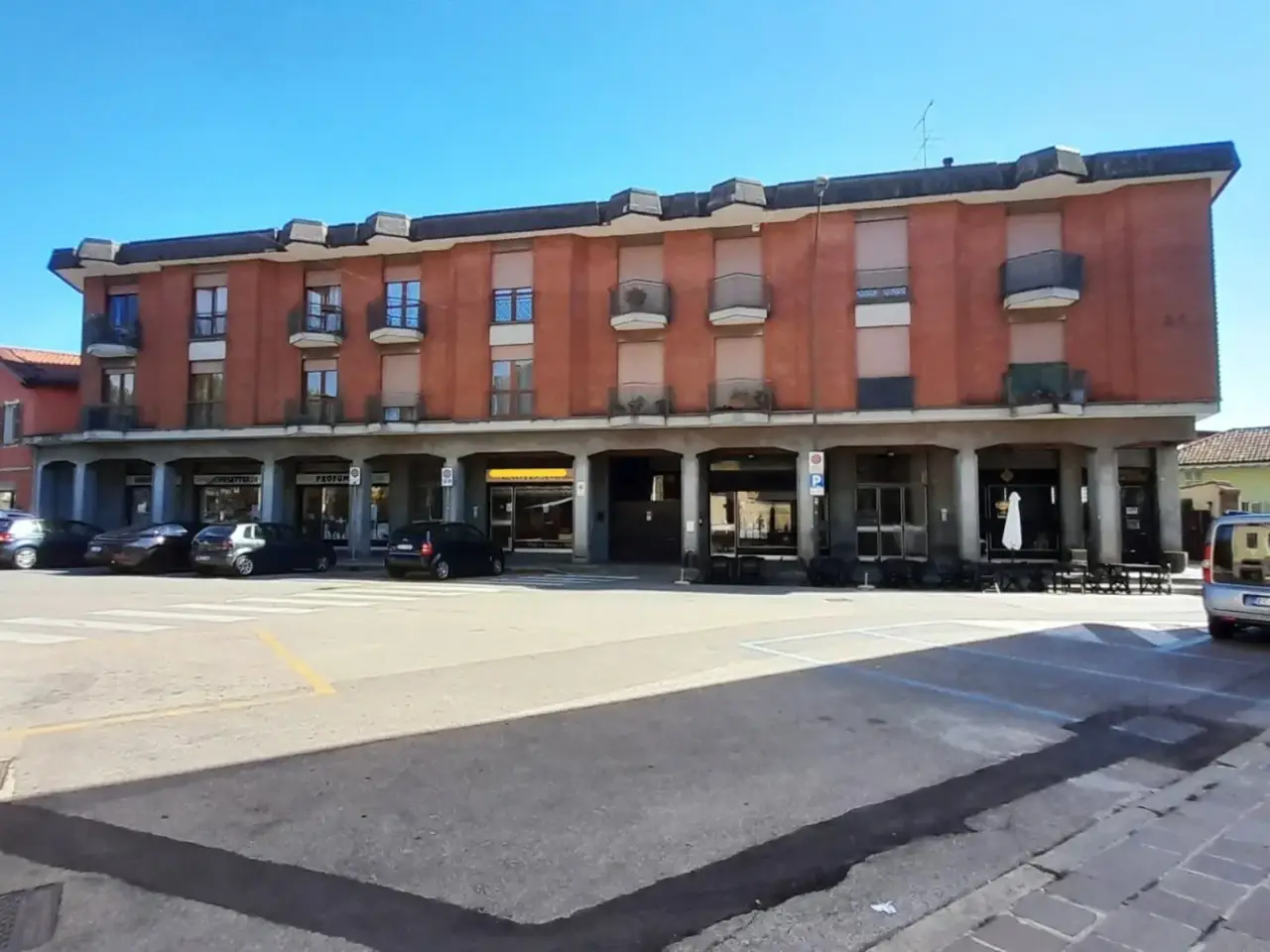 Negozio in Piazza Vittorio Veneto 20, Erba, {3} - Foto 1