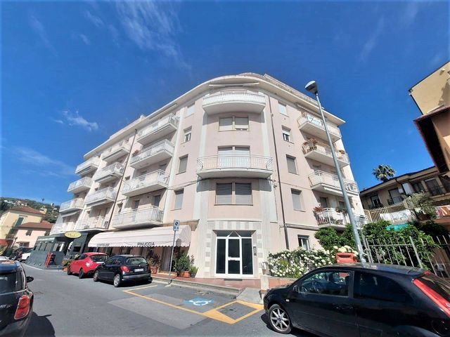 4-room flat in Via Francesco Agnese 34, Diano Marina - Photo 1