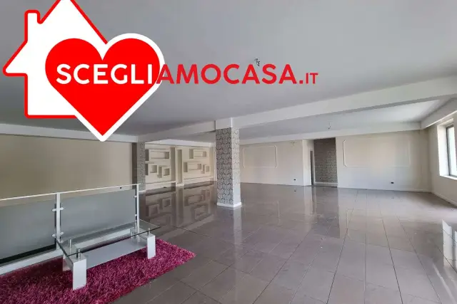 Negozio in Via Lucrezia della Valle 72, Catanzaro - Foto 1