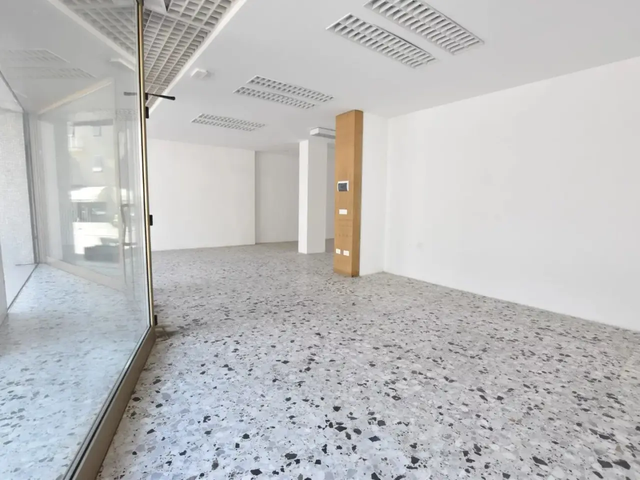 Negozio in Via John Fitzgerald Kennedy 166, Laives, {3} - Foto 1