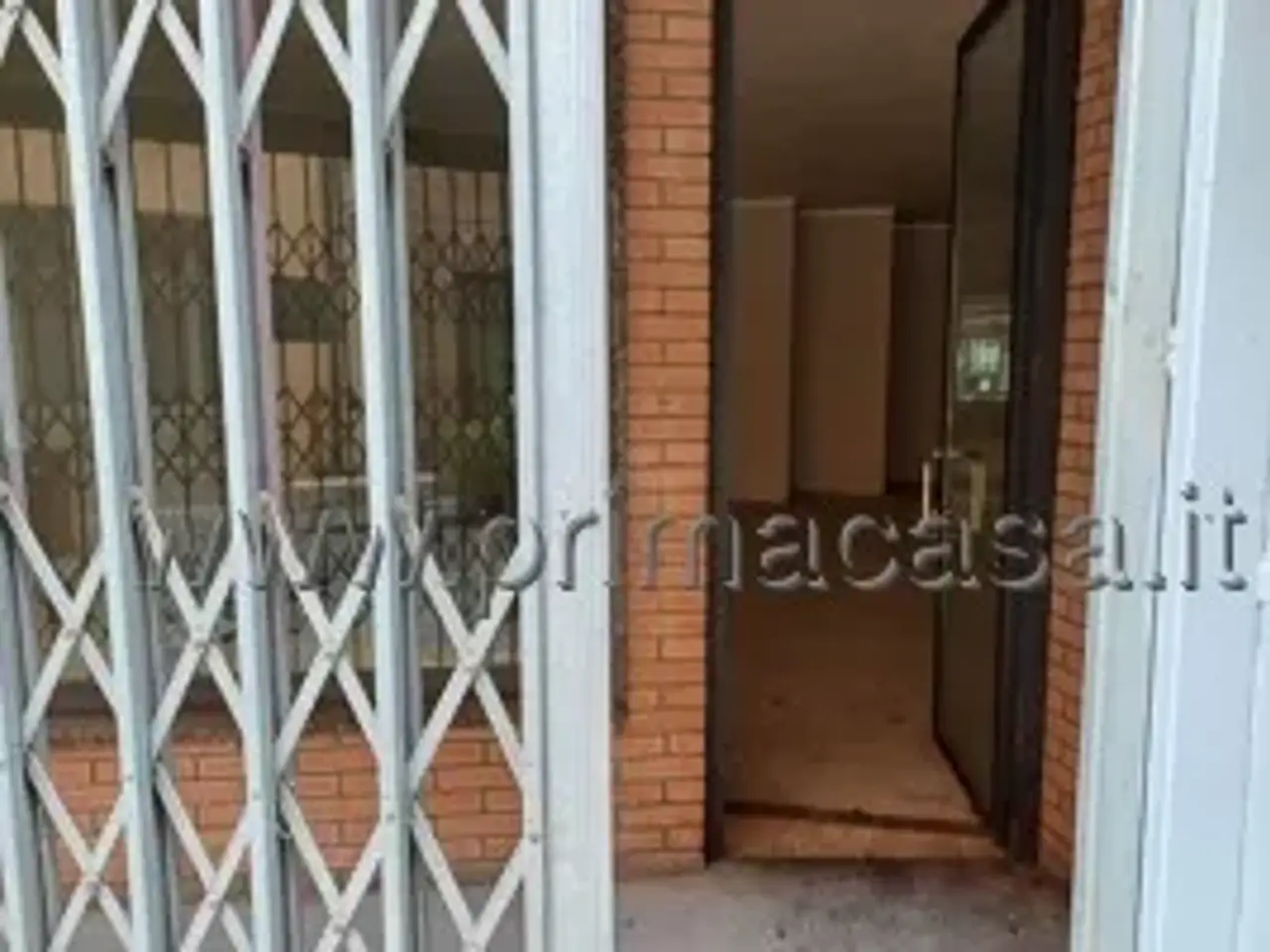 Negozio in Via Paolo Guaitoli 21, Carpi, {3} - Foto 1