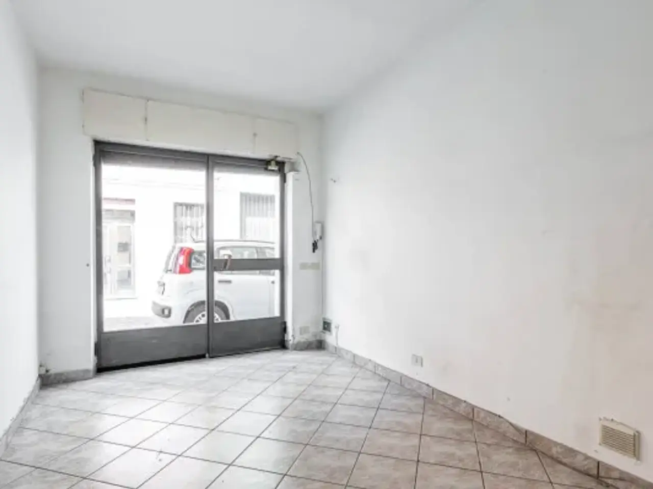 Negozio in Via Giuseppe Monti 19, San Colombano Al Lambro, {3} - Foto 1