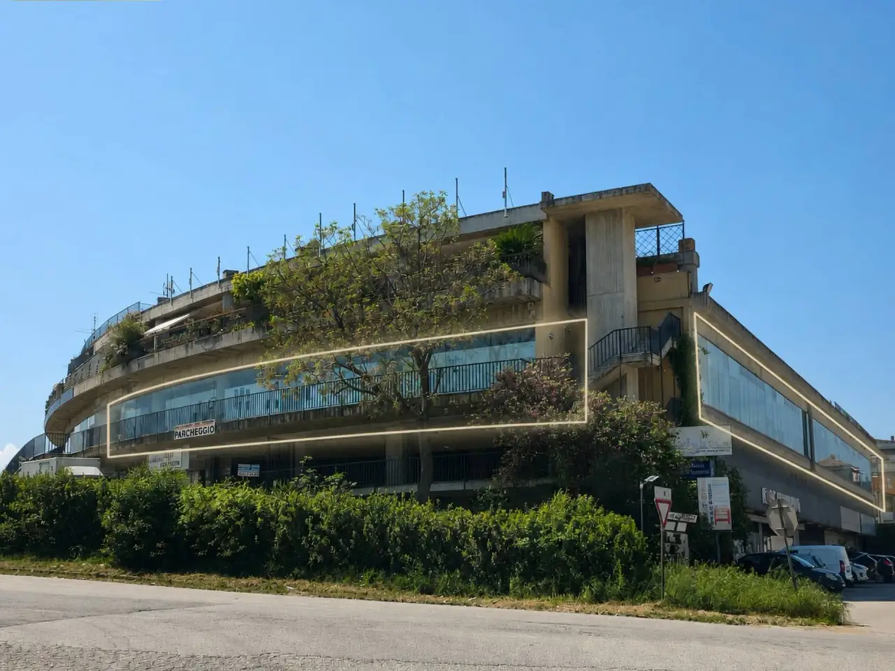 Negozio in Contrada Fiumicino - Mq. 1500 + Mq 500 Magazzino + Parcheggi, Teramo, {3} - Foto 1