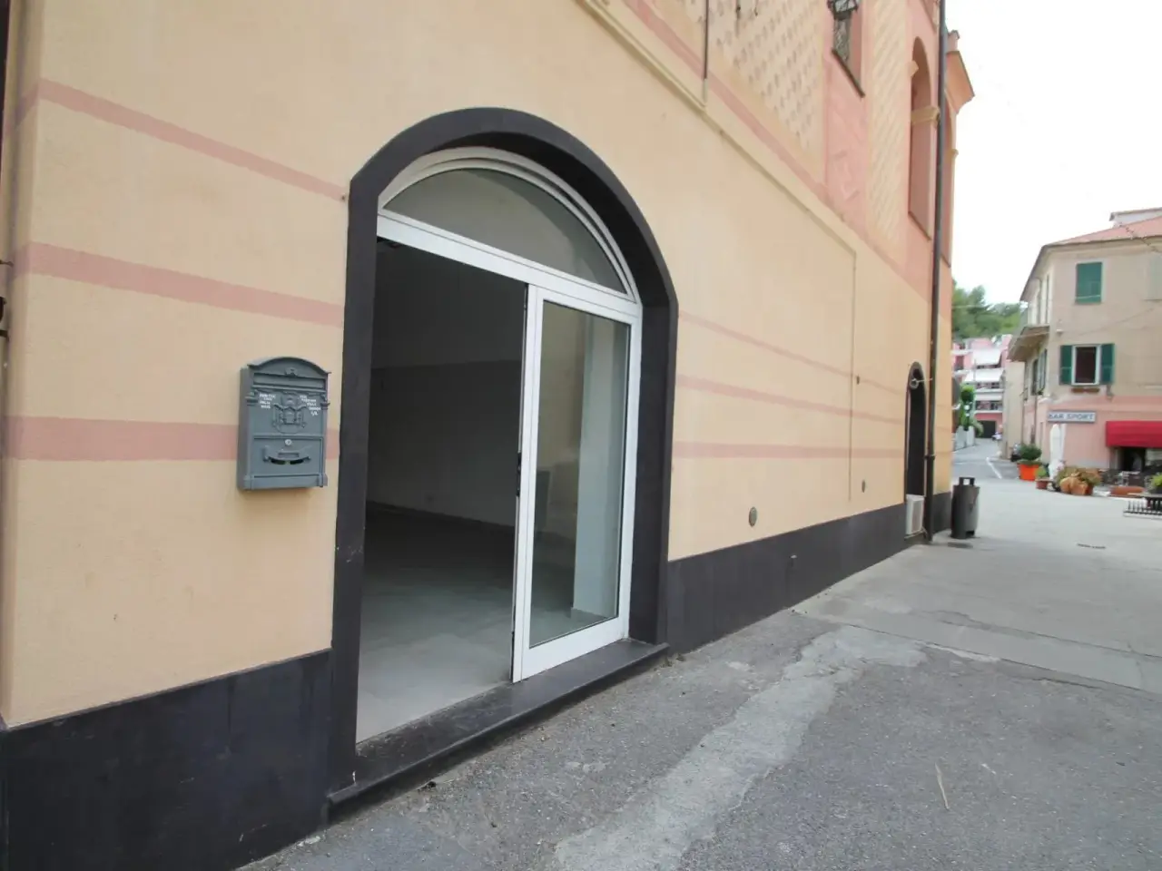Negozio in Piazza Madonna della Guardia, 1r, Borghetto Santo Spirito, {3} - Foto 2
