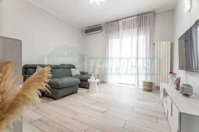 3-room flat in Via Luigi Settembrini 14, Lainate - Photo 1