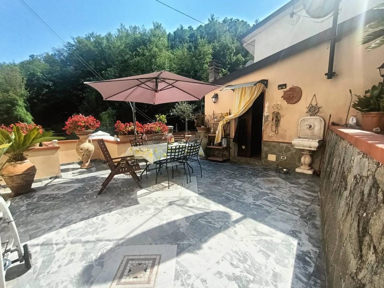 casa indipendente in vendita a Carrara in zona Gragnana