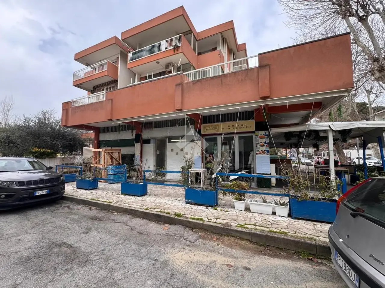 Negozio in Viale Guglielmo Marconi 33, Rimini, {3} - Foto 1