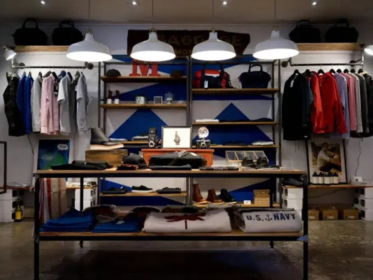 Abbigliamento in Via Bellaria, Bologna, {3} - Foto 2