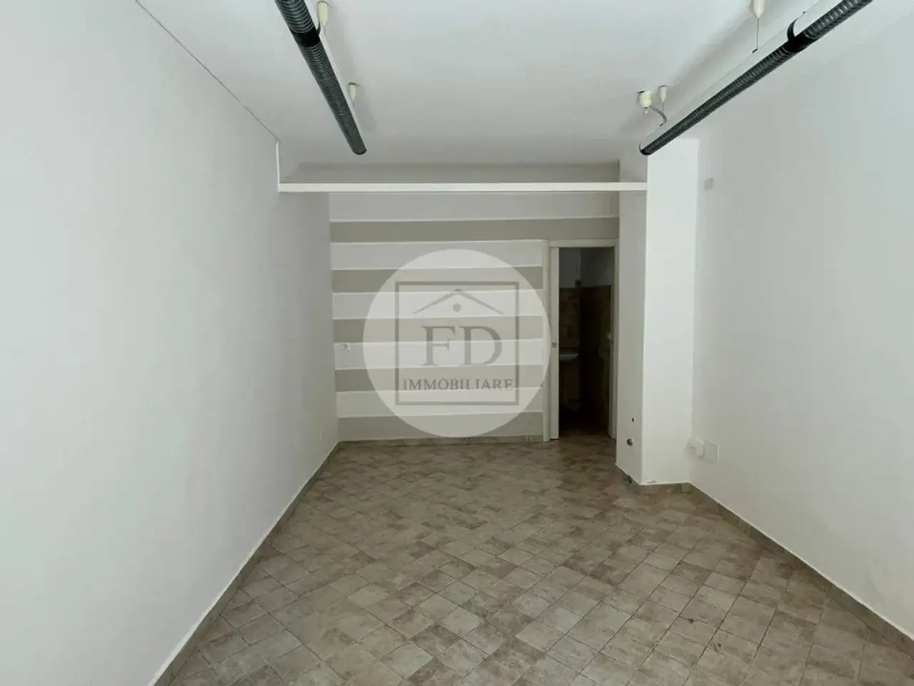 Palazzina commerciale in Via Genova 22, Loano, {3} - Foto 1