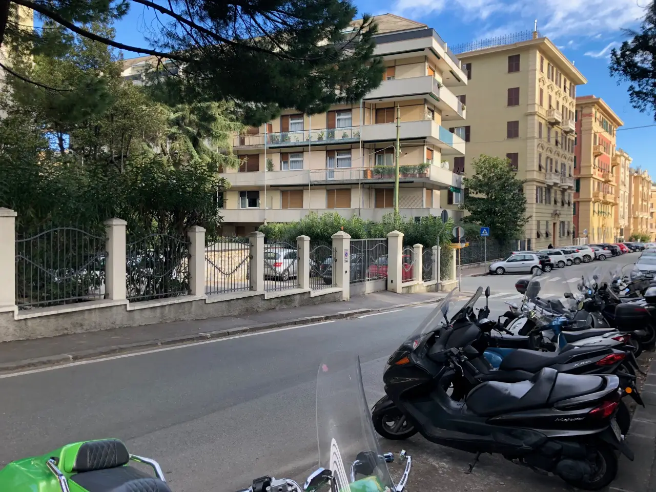 Parcheggio chiuso in Via Giorgio Byron 2rr, Genova, {3} - Foto 2