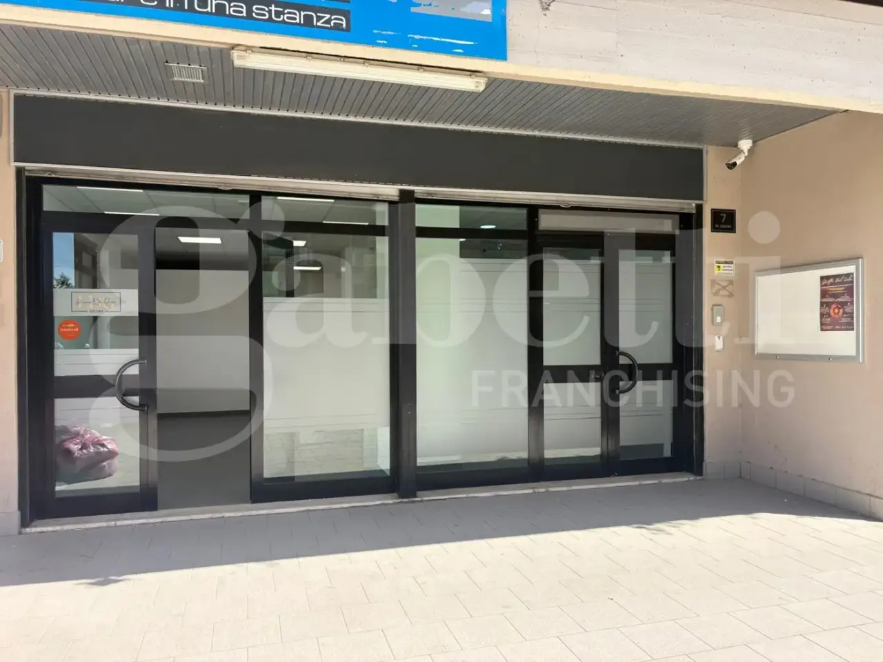 Negozio in Via Sabotino 7, Aprilia, {3} - Foto 1