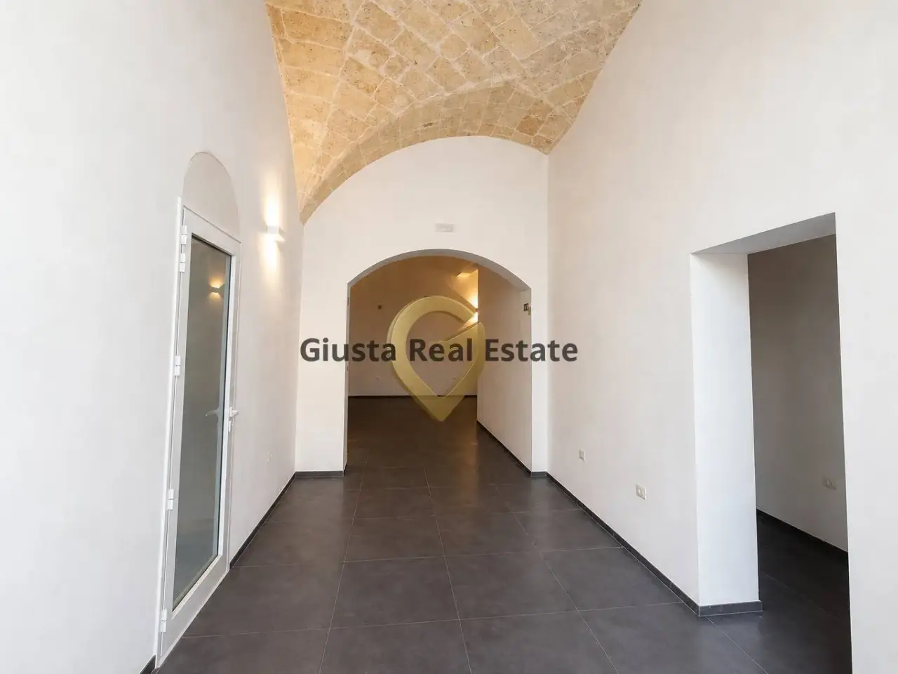 Esercizio commerciale in Via Torre Santa Susanna 84, Mesagne, {3} - Foto 1