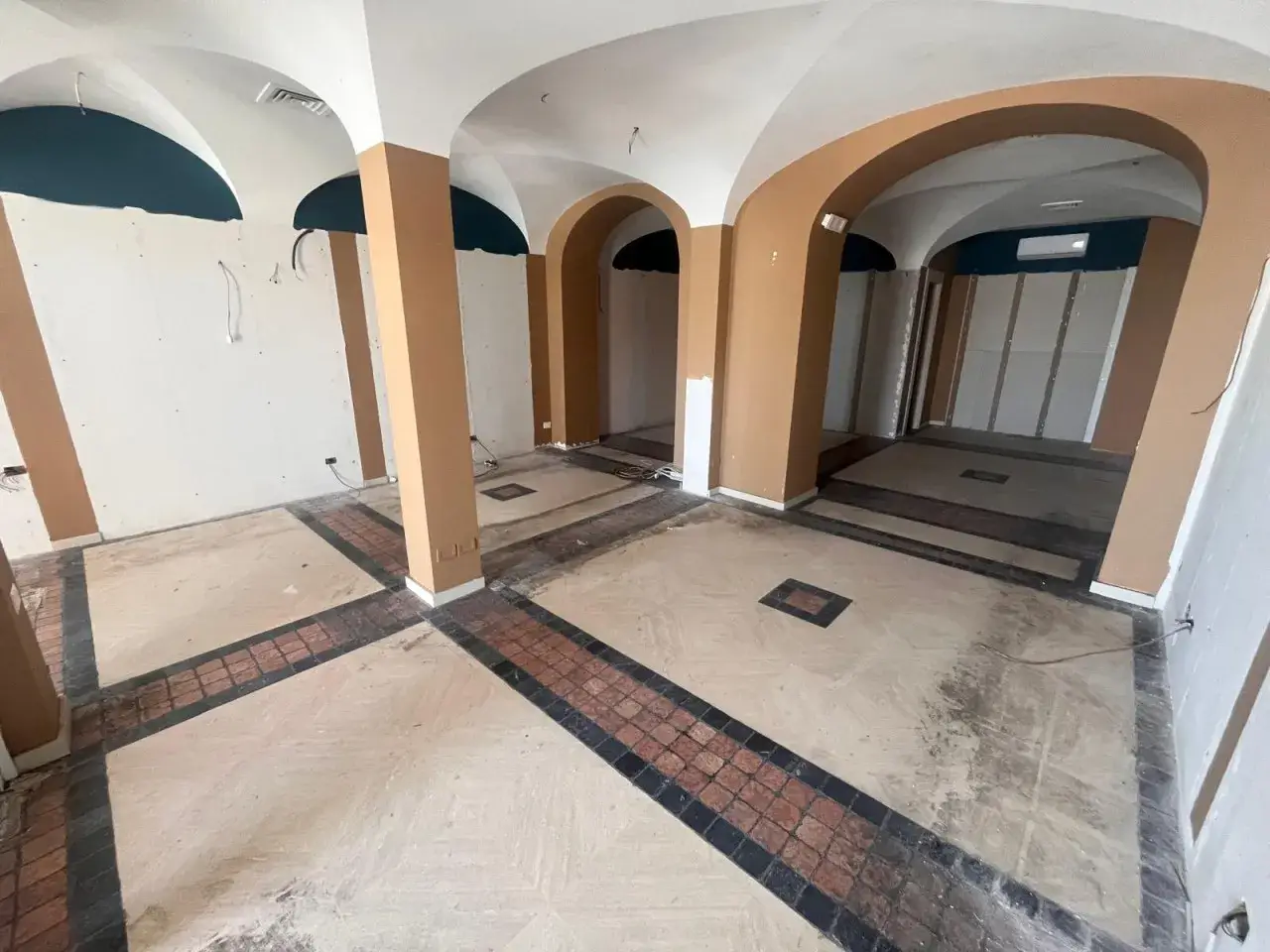Negozio in Via Porto Innocenziano 6, Anzio, {3} - Foto 1
