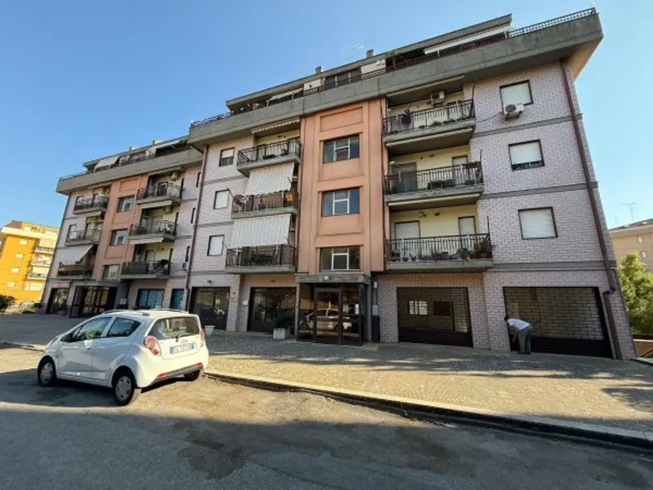 Negozio in Via Piersanti Mattarella 25, Caltanissetta, {3} - Foto 1