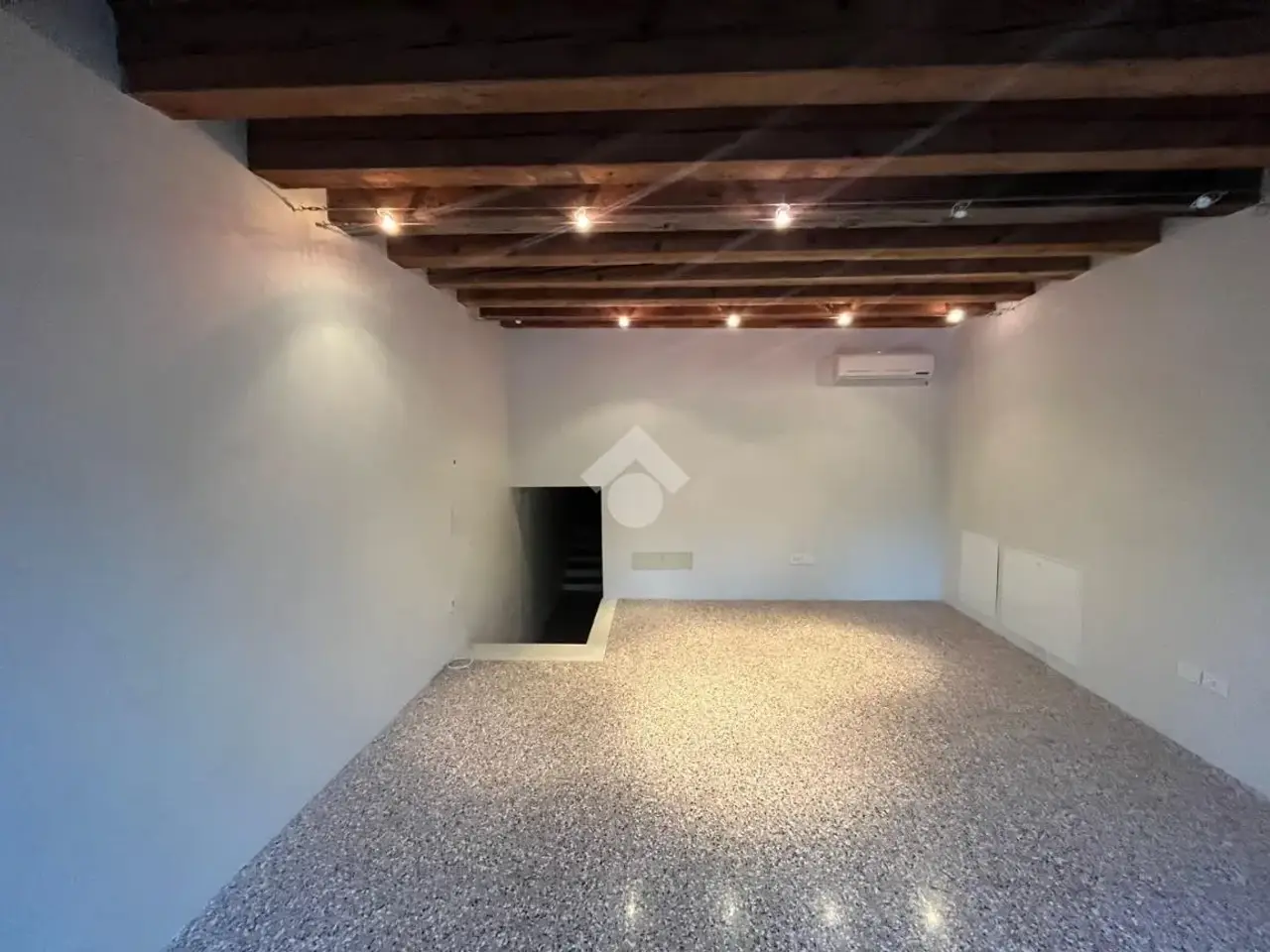 Negozio in Via Volpato 61, Bassano Del Grappa, {3} - Foto 1