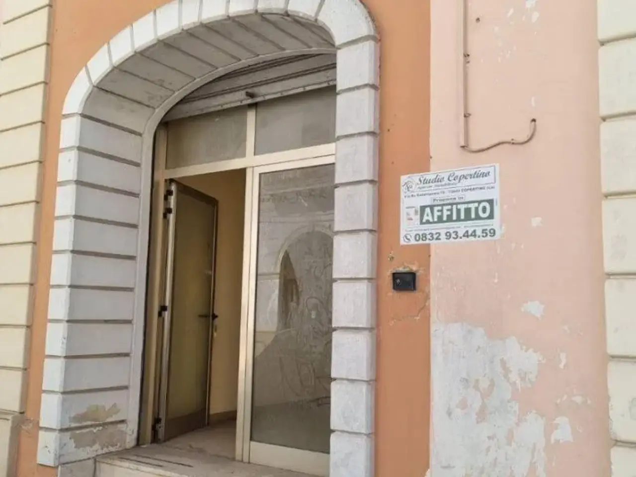 Locale commerciale in Via Mag. Cosimo Mariano, Copertino, Copertino, {3} - Foto 2