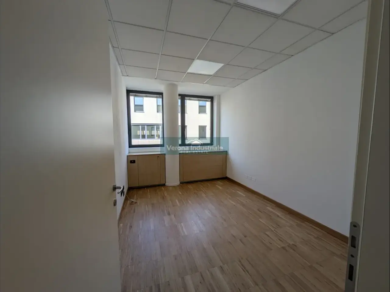 Ufficio in Via Monte Baldo 8, Villafranca Di Verona, {3} - Foto 1