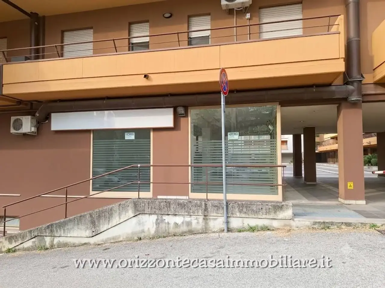Negozio in Piazza Simon Bolivar, Folignano, {3} - Foto 2