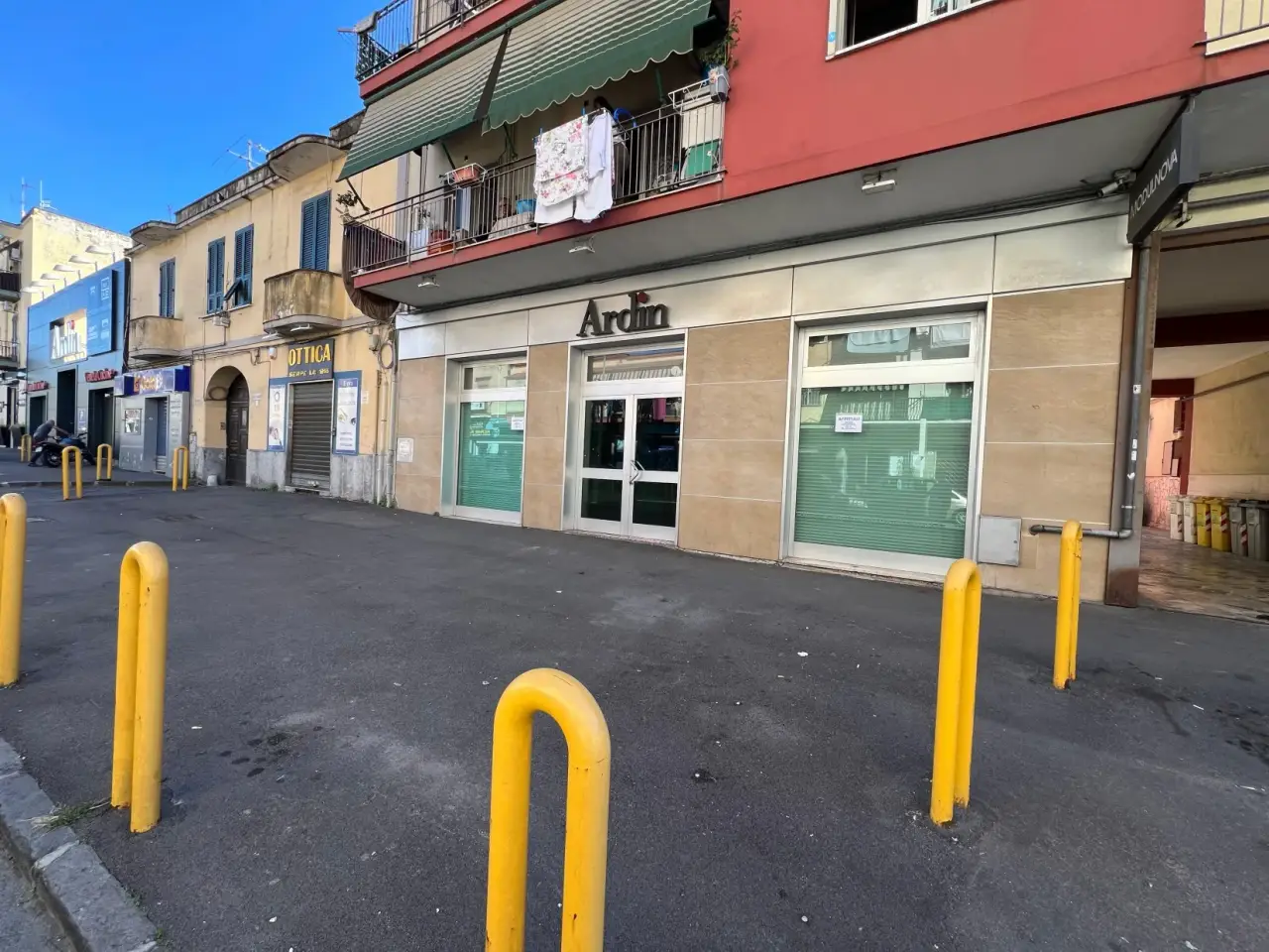 Negozio in Via Nazionale delle Puglie 196, Napoli, {3} - Foto 1