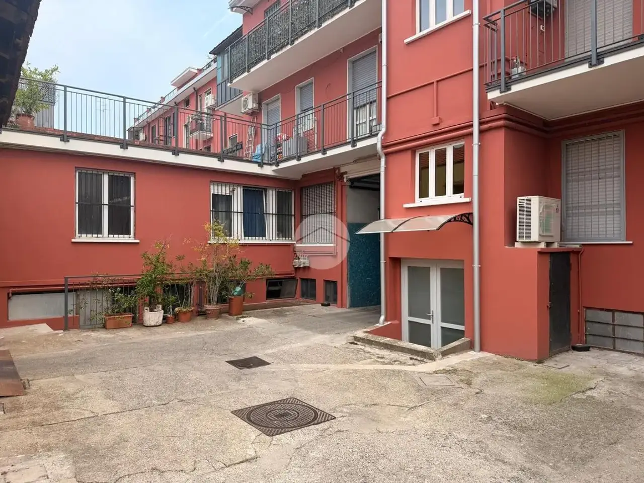 Capannone in Via Raimondo Montecuccoli 33, Milano, {3} - Foto 1