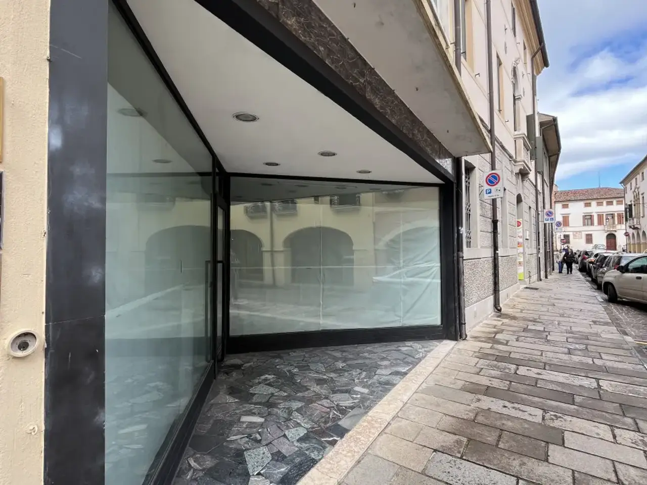 Negozio in Via Camillo Benso Conte di Cavour, Este, {3} - Foto 1