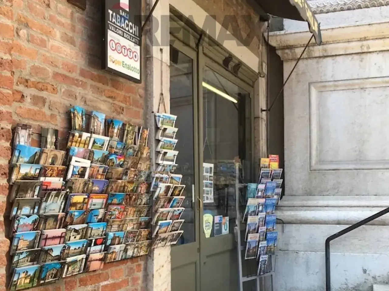 Esercizio commerciale in Piazza Mantegna, Mantova, {3} - Foto 1