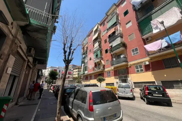 Geschäft in Viale Privato delle Nebulose 11, Napoli - Foto 1